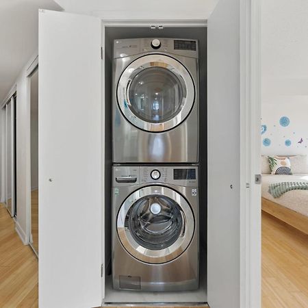 Modern 2-Bedroom Condo W Floor To Ceiling Windows Toronto Eksteriør billede