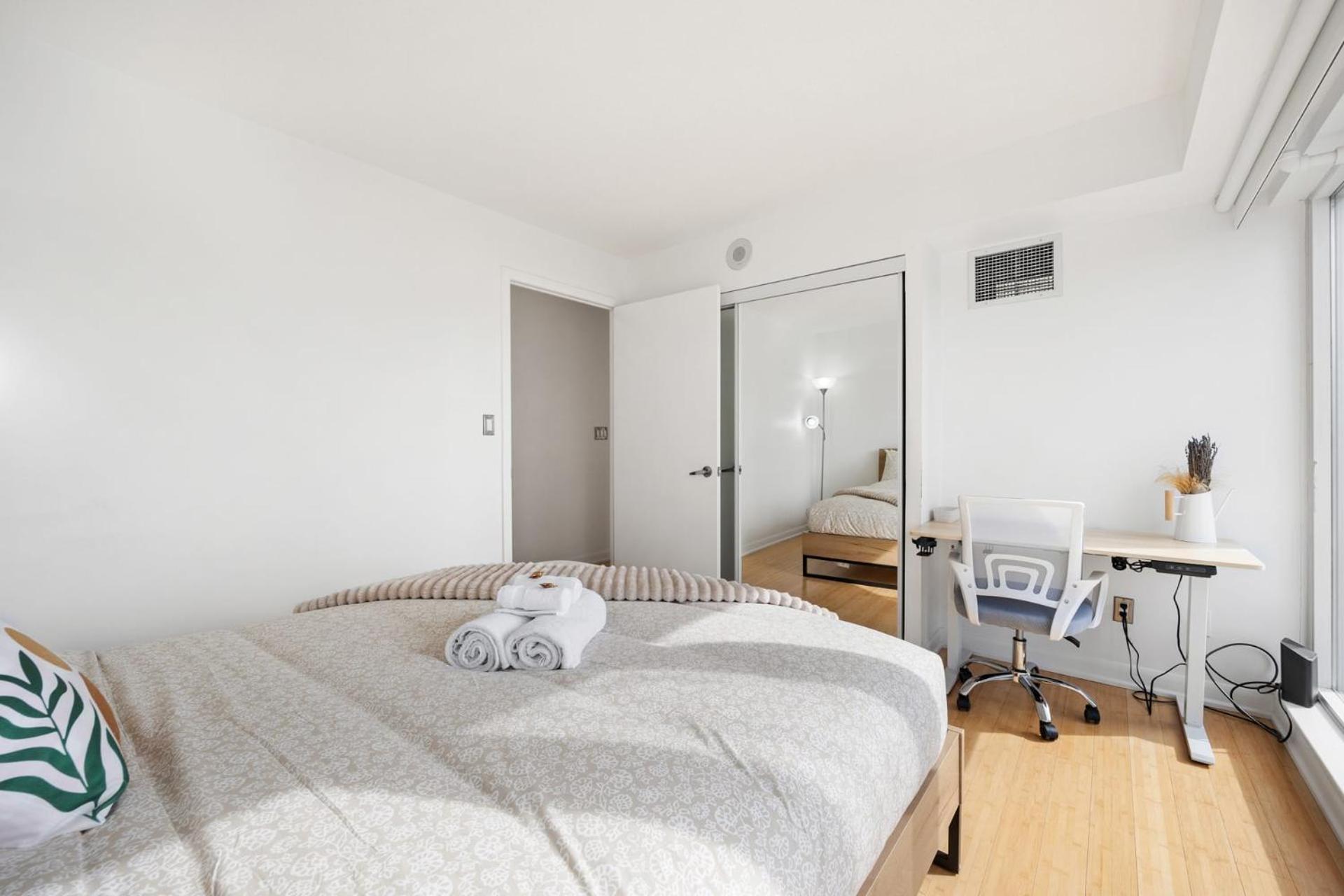 Modern 2-Bedroom Condo W Floor To Ceiling Windows Toronto Eksteriør billede