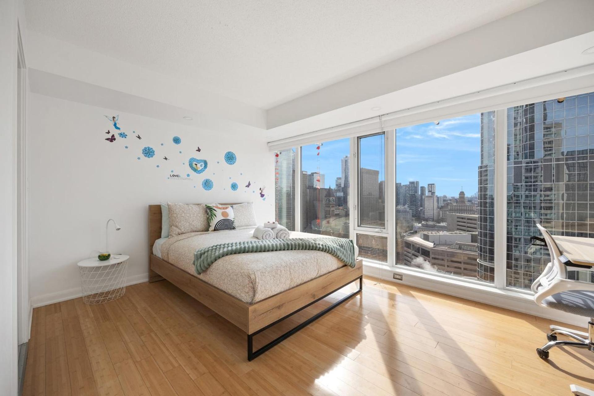 Modern 2-Bedroom Condo W Floor To Ceiling Windows Toronto Eksteriør billede