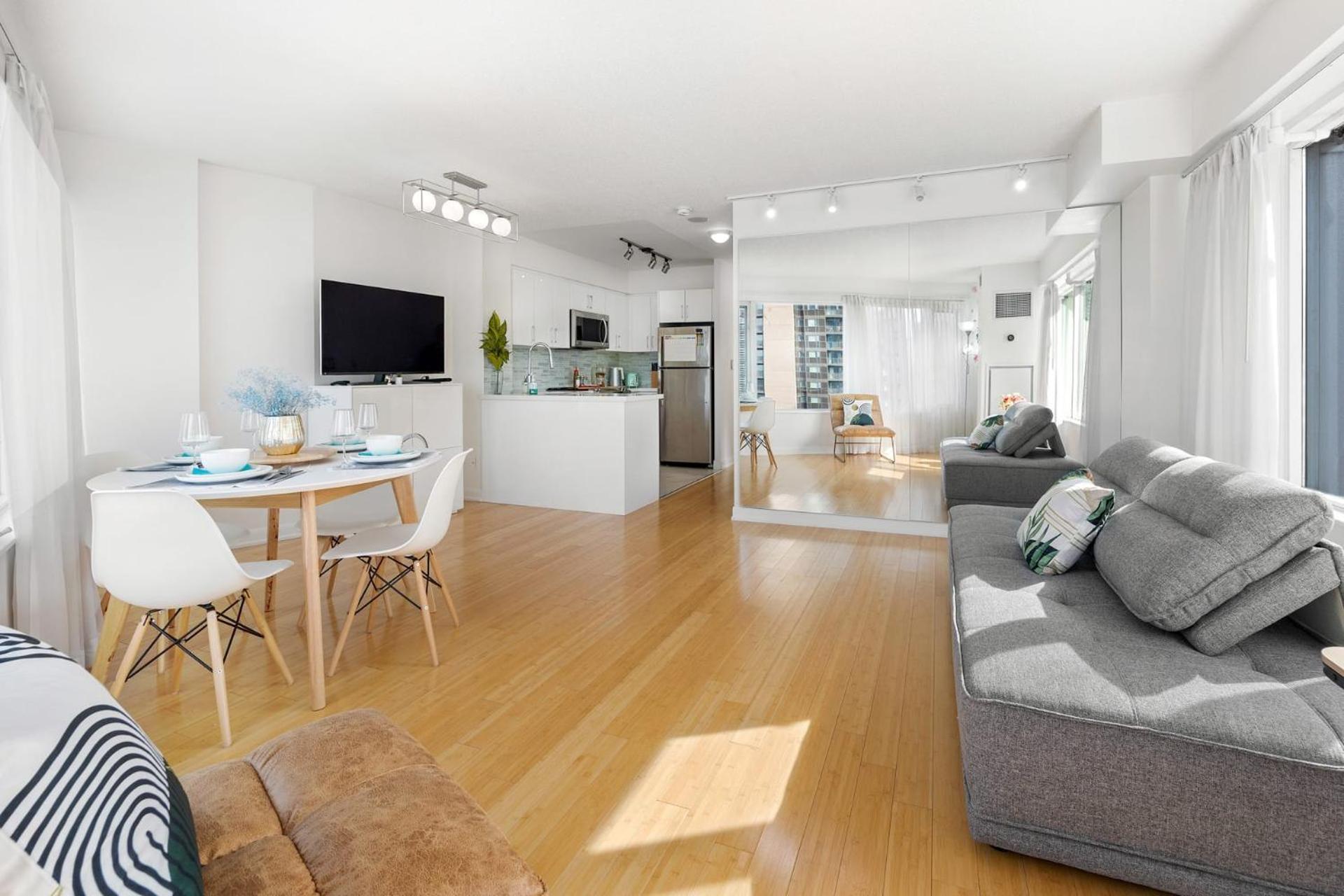 Modern 2-Bedroom Condo W Floor To Ceiling Windows Toronto Eksteriør billede
